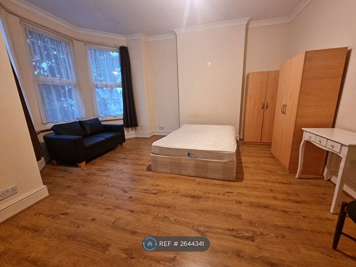 4 Bedroom Semi-Detached House To Rent In Sylvan Avenue, London, N22