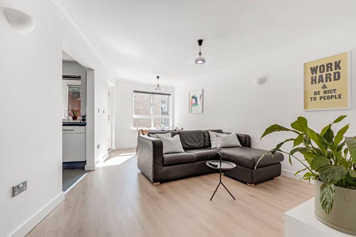 2 Bedroom Flat For Sale In St. Paul's Road, Islington, London, N1