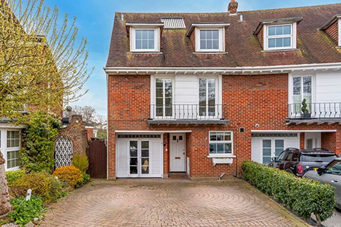 4 Bedroom End Of Terrace House For Sale In Theydon Grove, Epping, CM16
