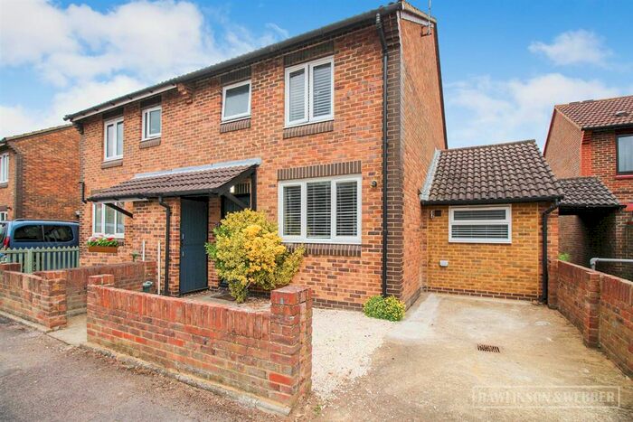 3 Bedroom Semi-Detached House To Rent In Glebelands, West Molesey, KT8