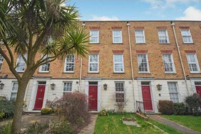 4 Bedroom Town House To Rent In Cornworthy, Southend-On-Sea, SS3
