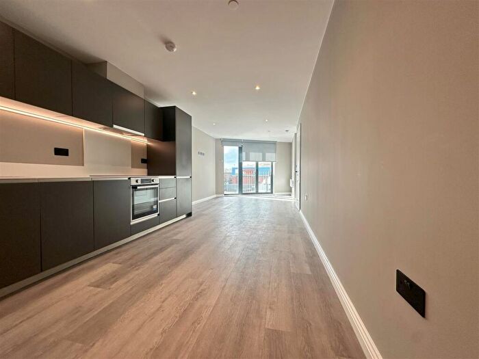 3 Bedroom Apartment To Rent In Springwell Gardens, Whitehall Road, Leeds City Centre, LS12