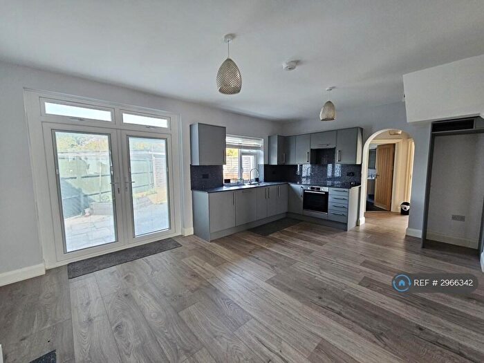 2 Bedroom Flat To Rent In Connaught Avenue, Enfield, EN1