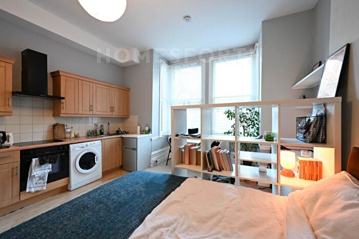 Flat To Rent In Hilltop Road, West Hampstead, NW6