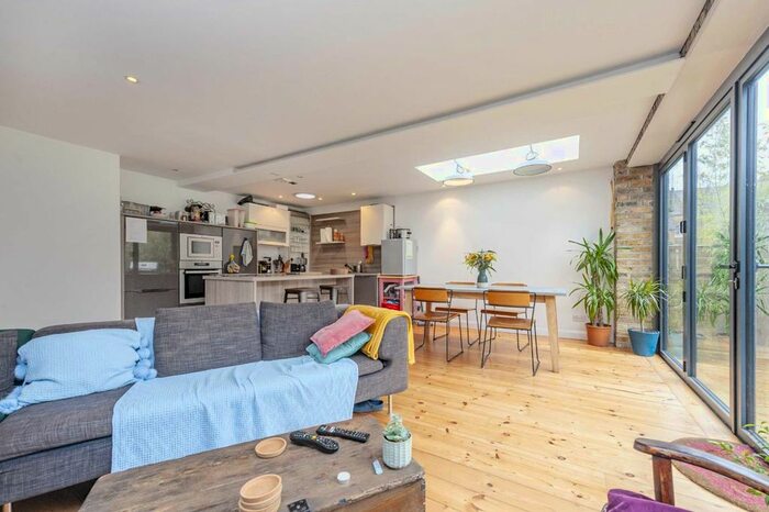 3 Bedroom Flat To Rent In Pinfold Road, Streatham, SW16