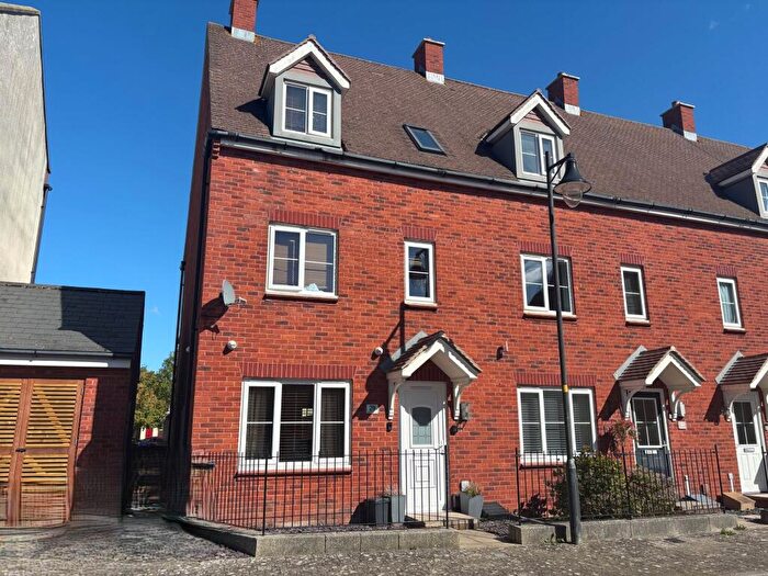 3 Bedroom End Of Terrace House For Sale In Deneb Drive, Swindon, SN25