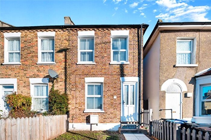 2 Bedroom Semi-Detached House To Rent In The Drive, CR7
