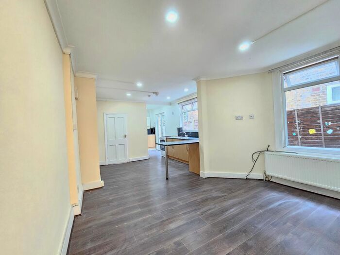 2 Bedroom Flat To Rent In Southcroft Road, London, SW17