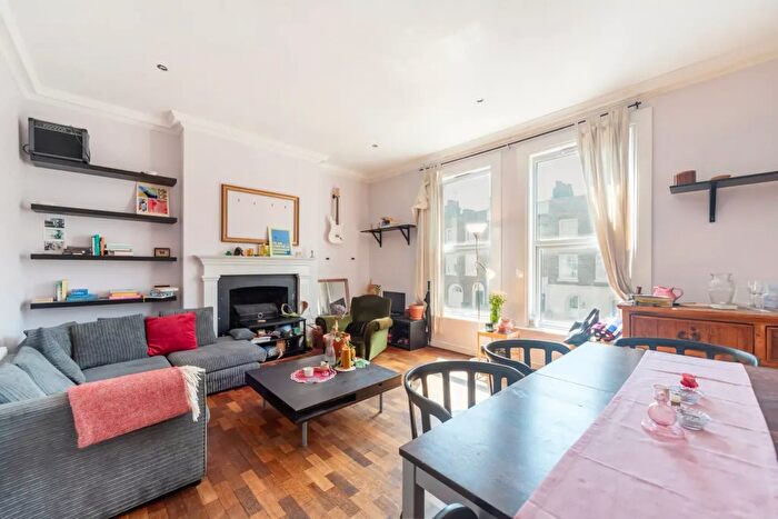 3 Bedroom Maisonette For Sale In Cutlers Terrace, Islington, N1