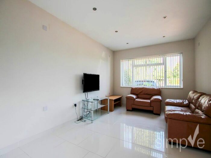 1 Bedroom Flat To Rent In Wood Lane, Iver, SL0