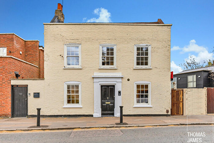 3 Bedroom Detached House For Sale In Chase Side, Enfield, EN2