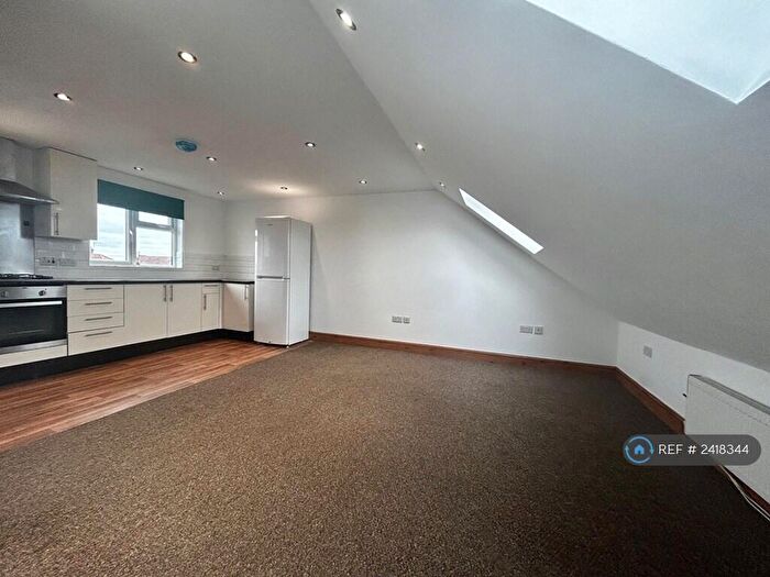3 Bedroom Maisonette To Rent In Hedge Lane, Enfield, N13