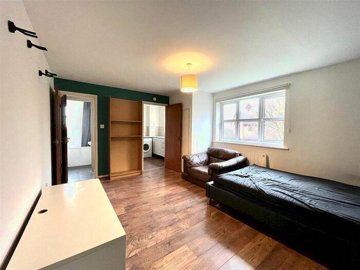 Studio To Rent In Gladbeck Way, Enfield, EN2