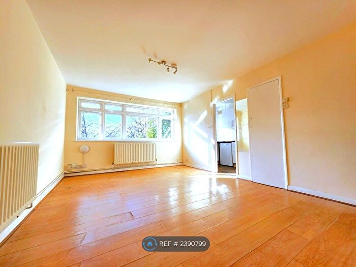 Studio To Rent In Sunningfields Road, London, NW4