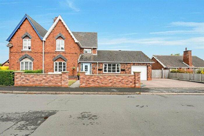 3 Bedroom Property For Sale In North Street, Roxby, DN15