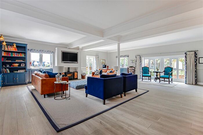 4 Bedroom Link Detached House For Sale In Shipbourne Road, Tonbridge, Kent, TN11