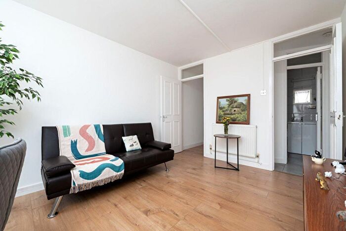 2 Bedroom Flat To Rent In London Borough Of Barnet, N12