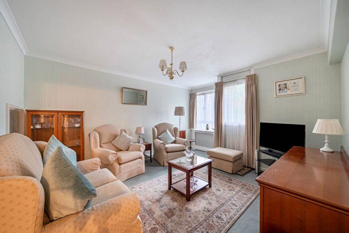 2 Bedroom Flat For Sale In Churchill Gardens, Pimlico, London, SW1V