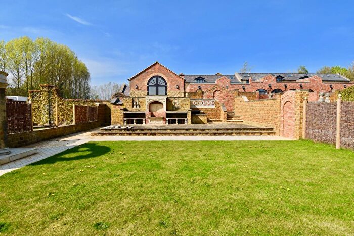 2 Bedroom Barn Conversion To Rent In Vineyard Gardens, Brixworth, NN6