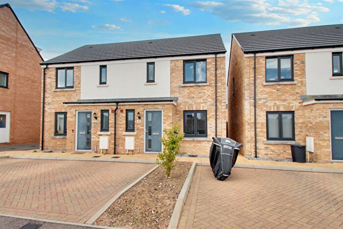 3 Bedroom Property For Sale In Pethick Road, Wick, Littlehampton, BN17