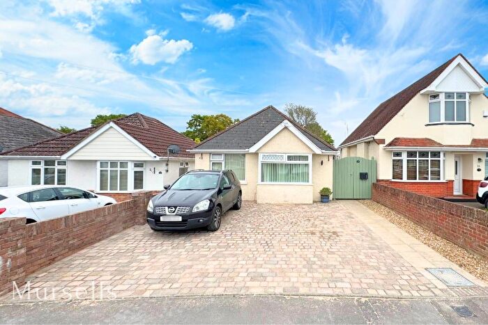3 Bedroom Bungalow For Sale In Hinchliffe Road, Poole, BH15