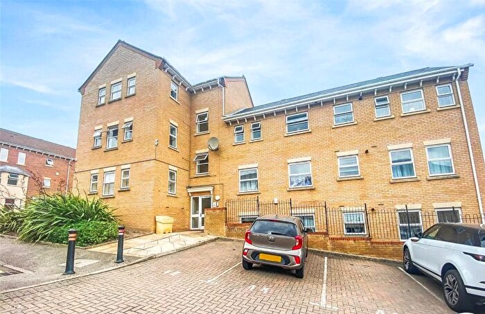 2 Bedroom Flat For Sale In Steven Close, Chatham, ME4