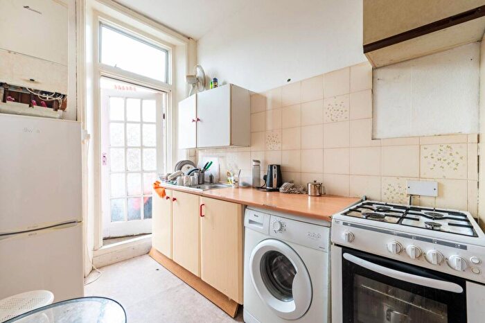 2 Bedroom Flat For Sale In Chatsworth Road, Willesden, London, NW2