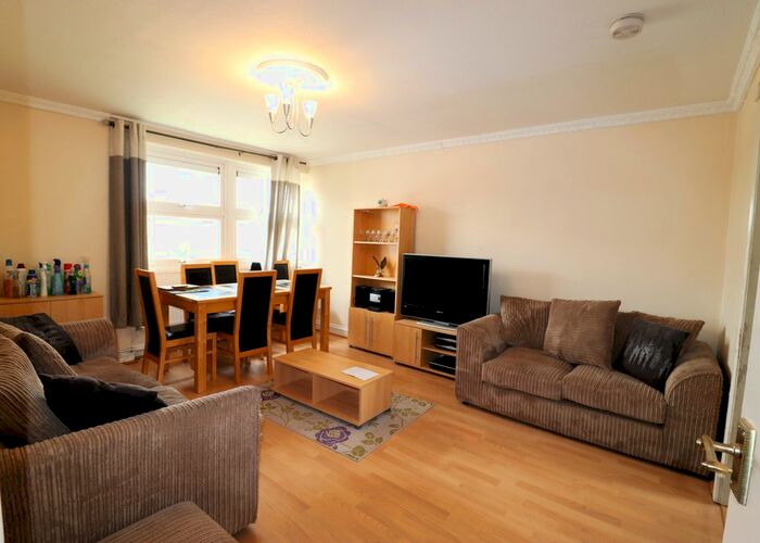 1 Bedroom Flat To Rent In Straight Road, Romford, RM3