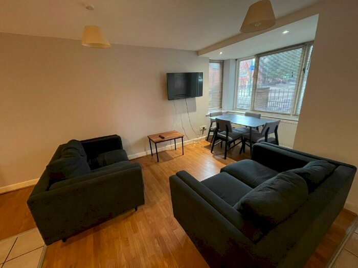 4 Bedroom Flat To Rent In Chapel Court, Lenton, Nottingham, Nottinghamshire, NG7