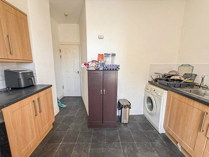 2 Bedroom Flat To Rent In Scotholme Avenue, Hyson Green, Nottingham, NG7