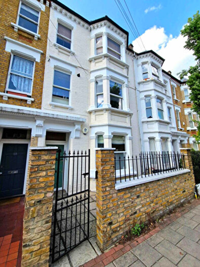 2 Bedroom Flat To Rent In Warriner Gardens, London, SW11
