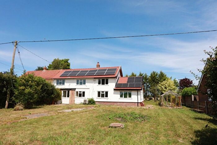 3 Bedroom Semi-Detached House For Sale In Wymondham Road, Wreningham, Norwich, NR16