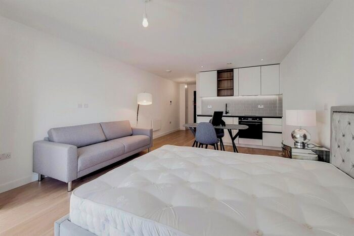 Apartment To Rent In Fairbank House, Beaufort Square, NW9