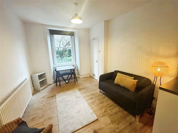 1 Bedroom Flat To Rent In Albion Road, Edinburgh, Midlothian, EH7