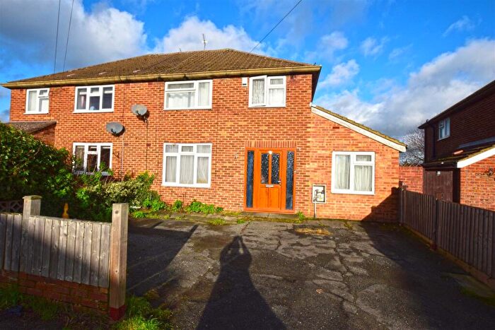 4 Bedroom Semi Detached House For Sale In Lilac Road, Rochester, ME2