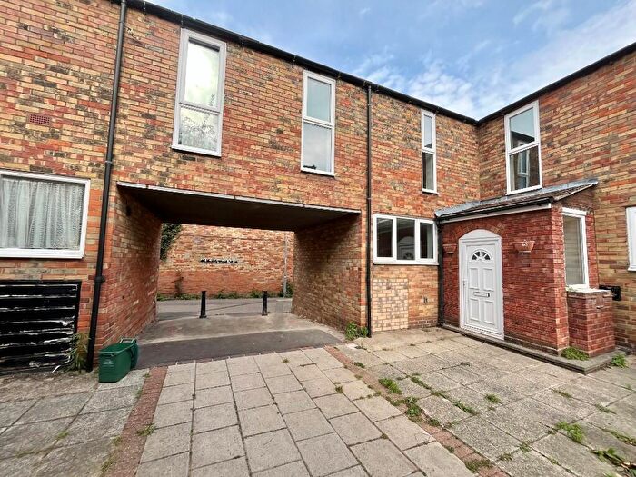 3 Bedroom Mews For Sale In Bellflower Mews, Laindon, SS15