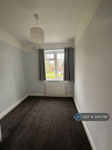 2 Bedroom Flat To Rent In The Grange, London, N20