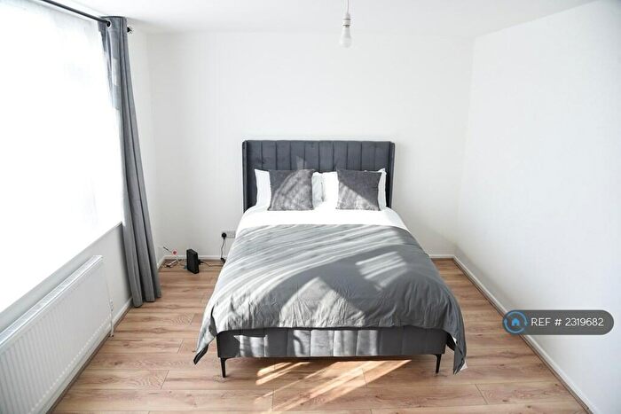 5 Bedroom Semi-Detached House To Rent In Hathway Walk, Bristol, BS5