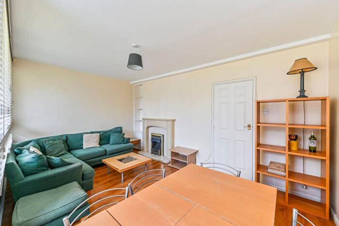 3 Bedroom Flat To Rent In Fownes Street, Clapham Junction, London, SW11