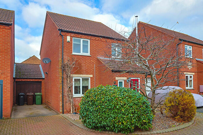 3 Bedroom Link Detached House To Rent In Liddon Road, Chalgrove, Oxford, OX44