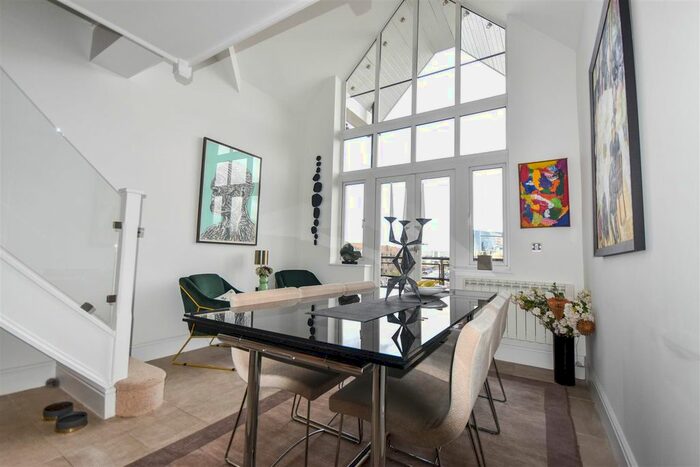 3 Bedroom Flat To Rent In High Street, Brentford, TW8