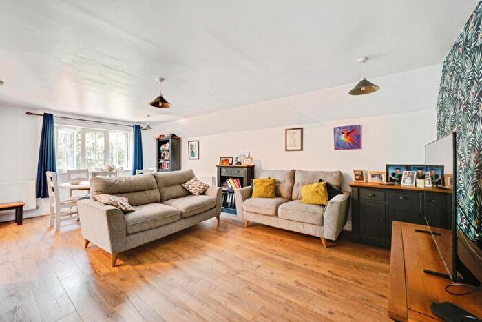 2 Bedroom Flat For Sale In Kingfisher Close, Leatherhead, Surrey, KT22