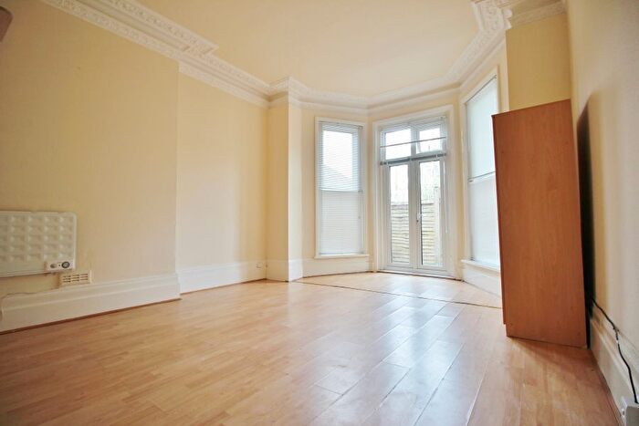 Studio To Rent In Park View Court, Torrington Park, London, N12