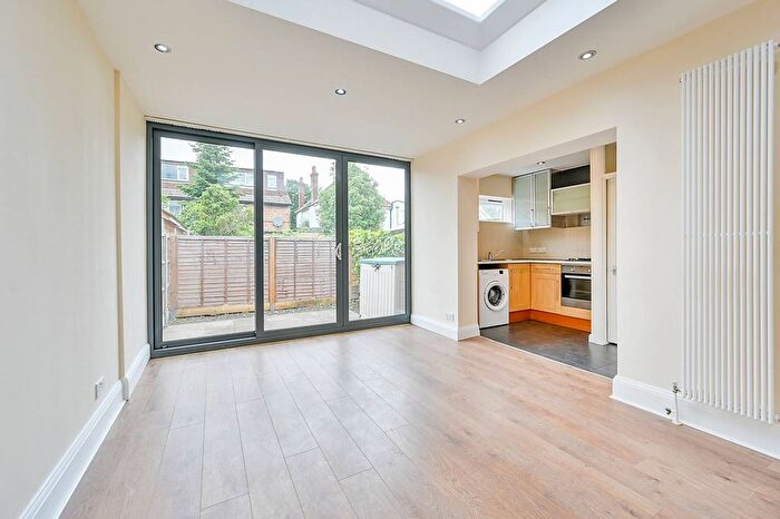 2 Bedroom Flat To Rent In Gunnersbury Lane, Gunnersbury, London, W3