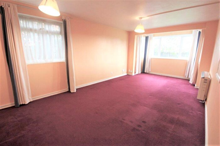2 Bedroom Flat To Rent In Grovebury Court, N14