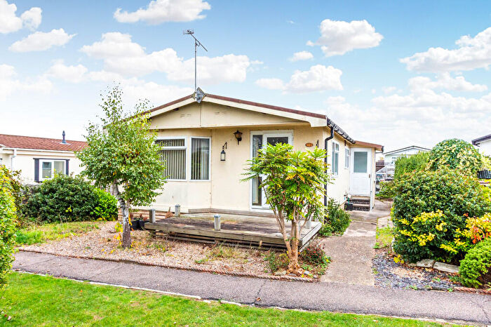 3 Bedroom Park Home For Sale In Kingsmead Park, Rushden, NN10