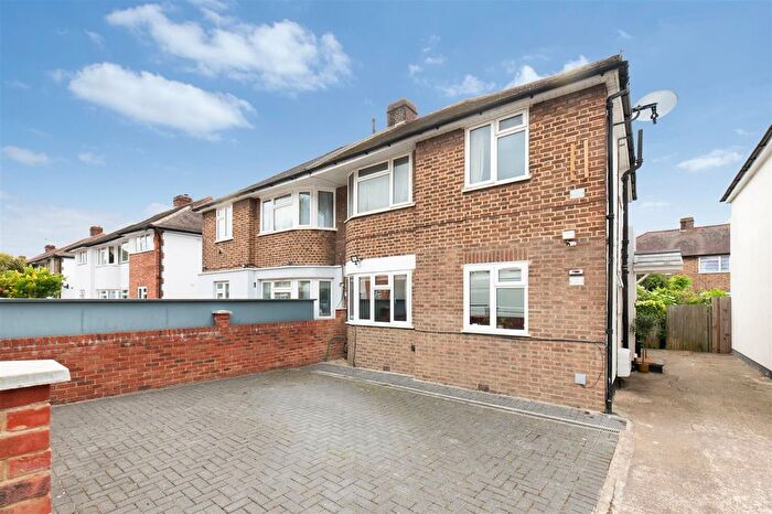 3 Bedroom Maisonette For Sale In Runnymede, Colliers Wood, SW19