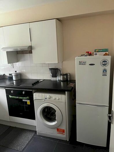 1 Bedroom Flat To Rent In Dellow Close, Ilford, IG2