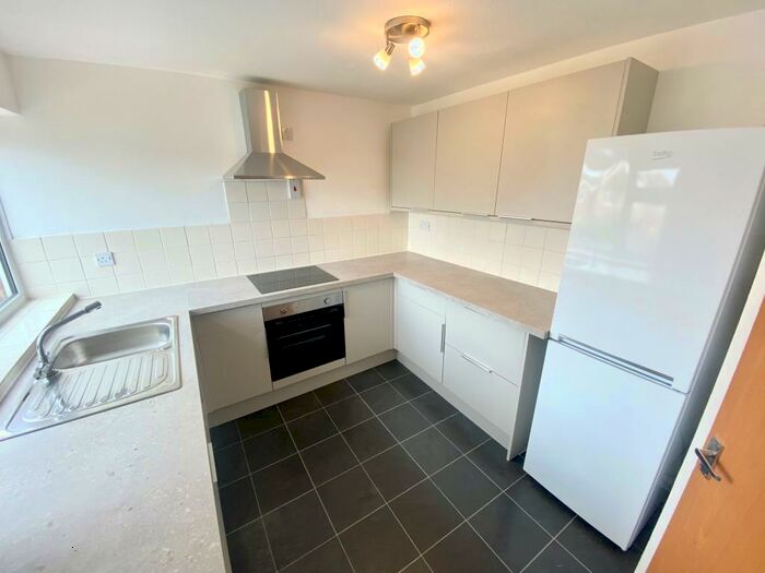 4 Bedroom Town House To Rent In Hemsley Court, Guildford, GU2