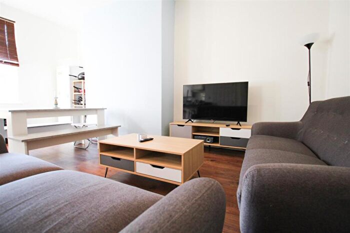 5 Bedroom Terraced House To Rent In Regent Terrace, Hyde Park, Leeds, LS6